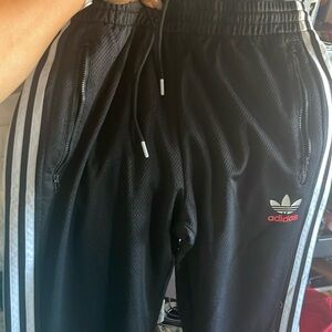 EUC Adidas sweats like new!